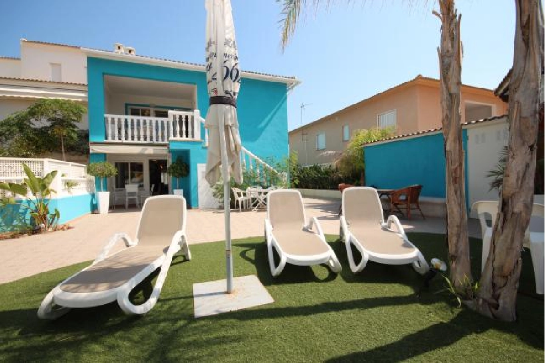 casa de playa en Oliva(Oliva) en vente, construit 220 m², ano de construccion 1996, estado bien cuidado, + estufa, aire acondicionado, terrain 430 m², 6 chambre, 2 salle de bains, piscina, ref.: Lo-3416-42