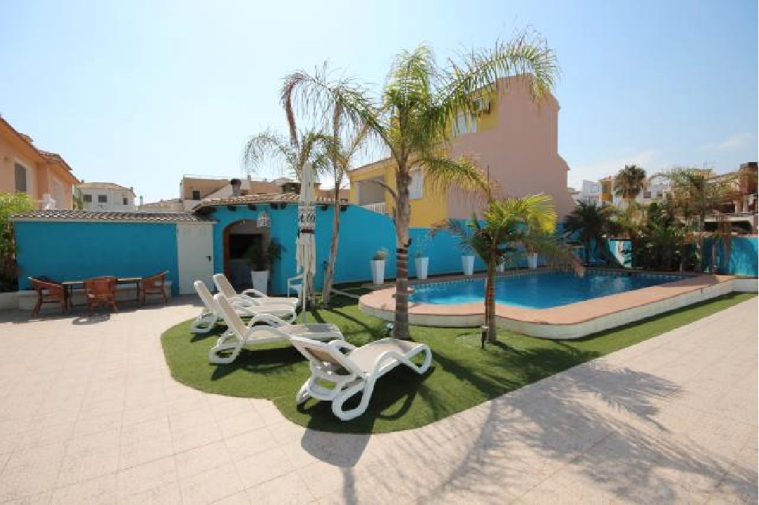 casa de playa en Oliva(Oliva) en vente, construit 220 m², ano de construccion 1996, estado bien cuidado, + estufa, aire acondicionado, terrain 430 m², 6 chambre, 2 salle de bains, piscina, ref.: Lo-3416-45