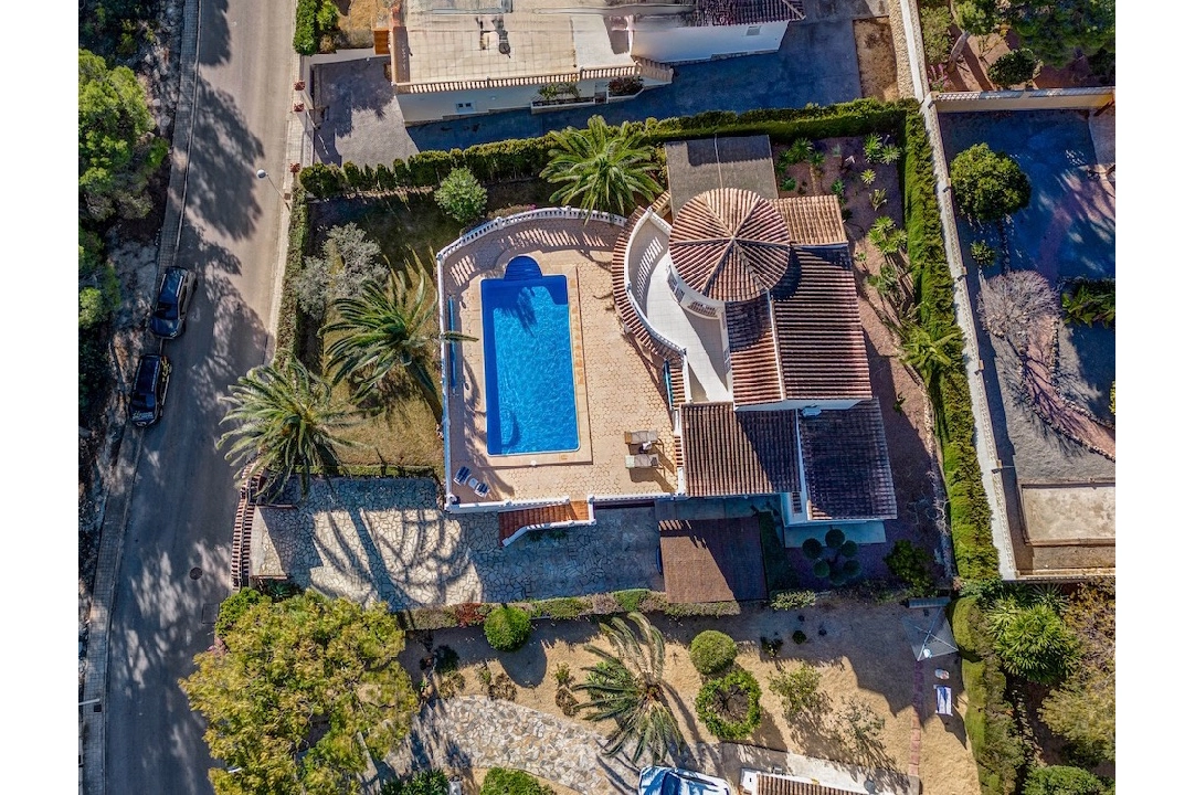 villa en Moraira(Pinar del Advocat) en vente, construit 174 m², terrain 918 m², 4 chambre, 4 salle de bains, piscina, ref.: CA-H-1733-AMBE-40